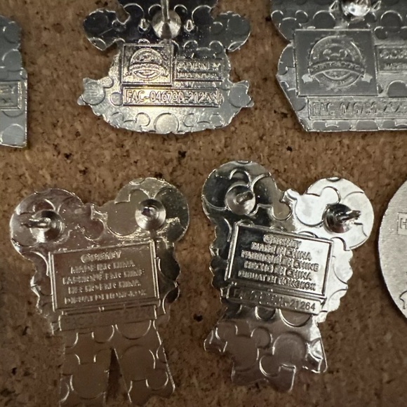 💖Disney Trading Pin Bundle—7 Total (With Bonus Mickey)!🏰 - Picture 8 of 8
